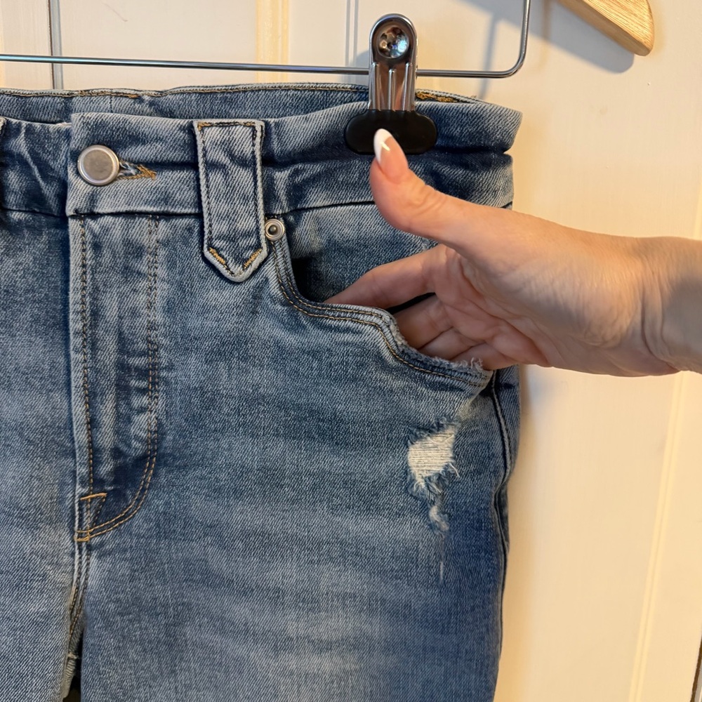 Good American Good Legs Straight Jeans with Western Details 4 27 Light Wash - Picture 4 of 11